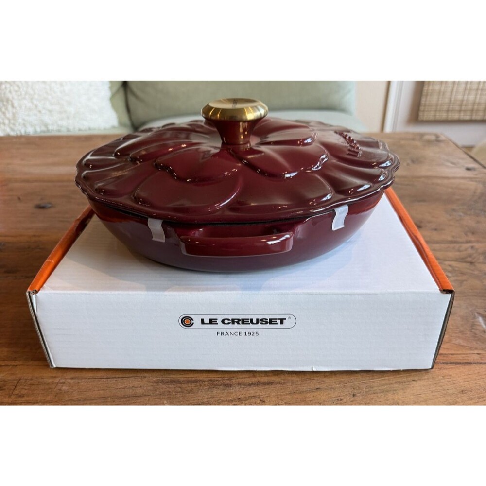 Le Creuset Signature Cast Iron Petal Shallow Casserole 2.25qt Garnet Rhone NEW - Picture 4 of 16